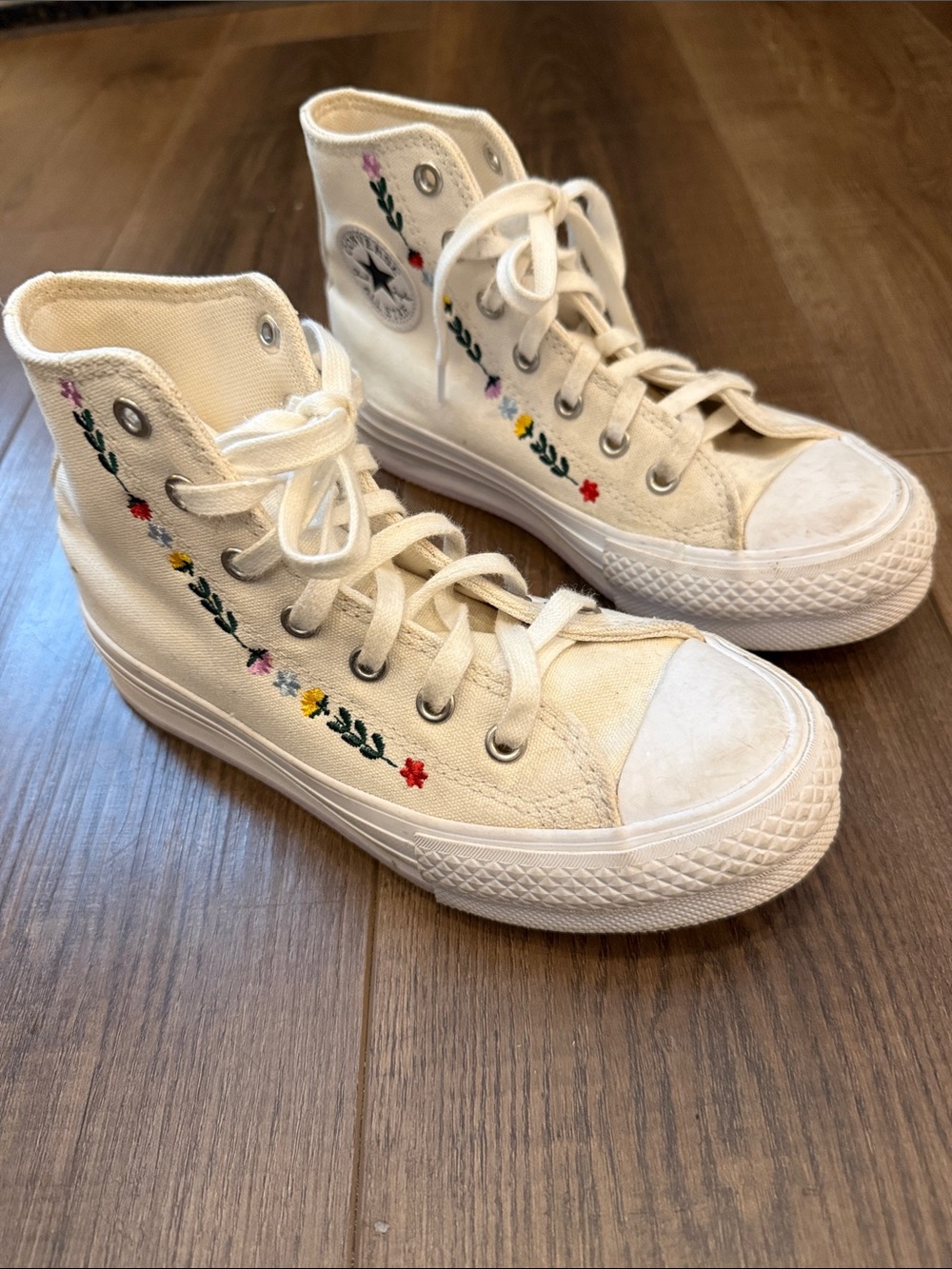 Converse Kids Cream High-Top Sneakers with Embroidered Floral Accent